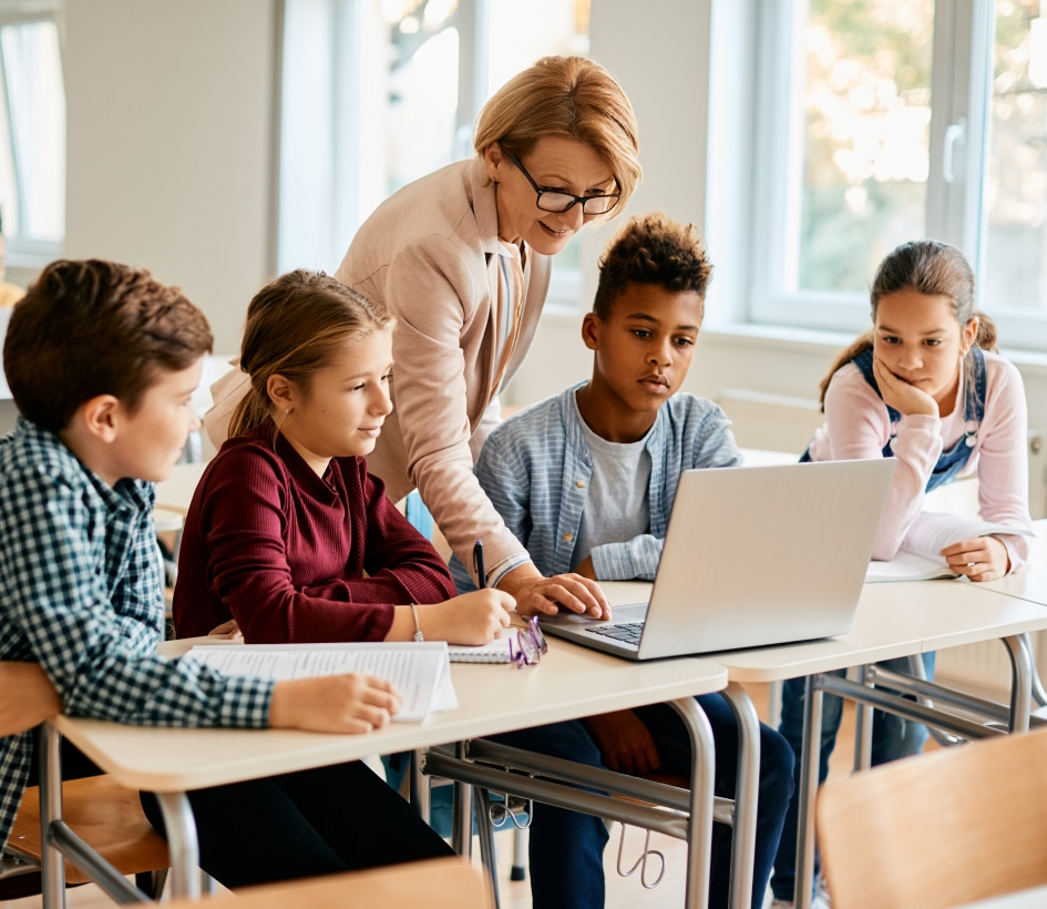 Enseignante et étudiants primaire 4-6